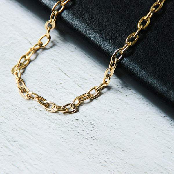 GOLDアクセサリーの嗜み方|大人っぽく見せる重ね付けと余白の作り方