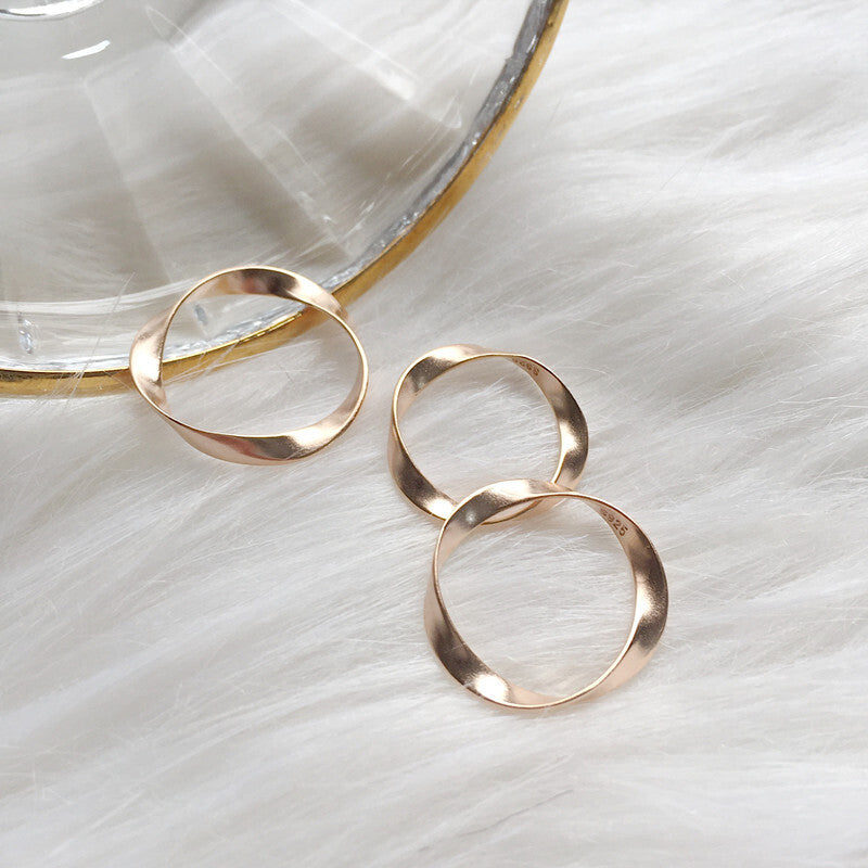 s925 wavy ring pinky gold — 着用イメージ | リング | サージカルステンレス316L | Misy Jewelry