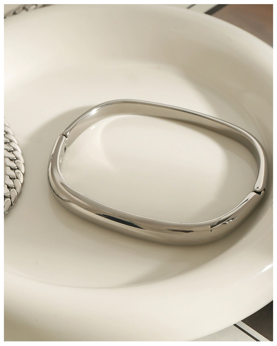 316L Modern Curve Open Bangle — ディテール | ブレスレット | サージカルステンレス316L | Misy Jewelry