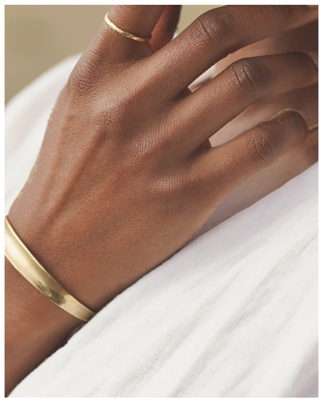 316L Sleek Line Bangle — 着用イメージ | ブレスレット | サージカルステンレス316L | Misy Jewelry
