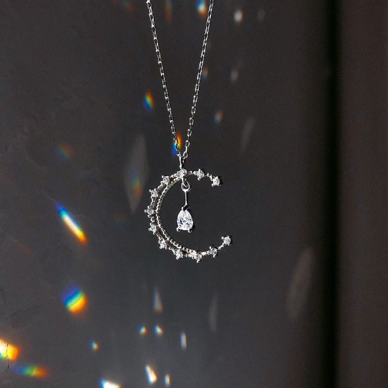 s925 Zirconia Crescent Moon necklace — 着用イメージ | ネックレス | サージカルステンレス316L | Misy Jewelry