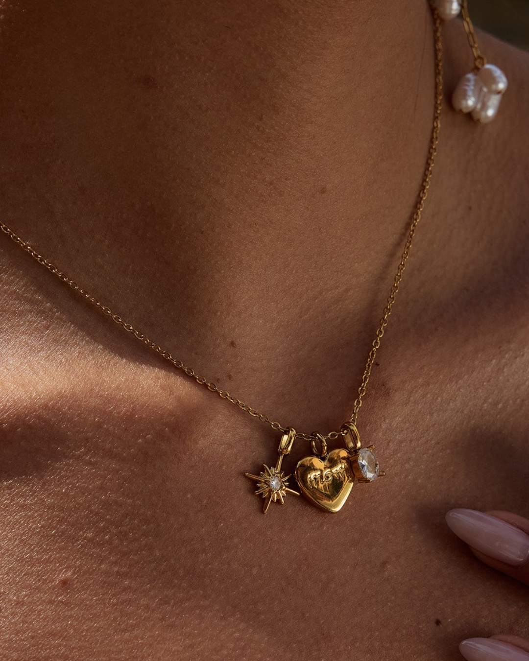 316L Mom Heart Triple Charm Necklace — 着用イメージ | ネックレス | サージカルステンレス316L | Misy Jewelry