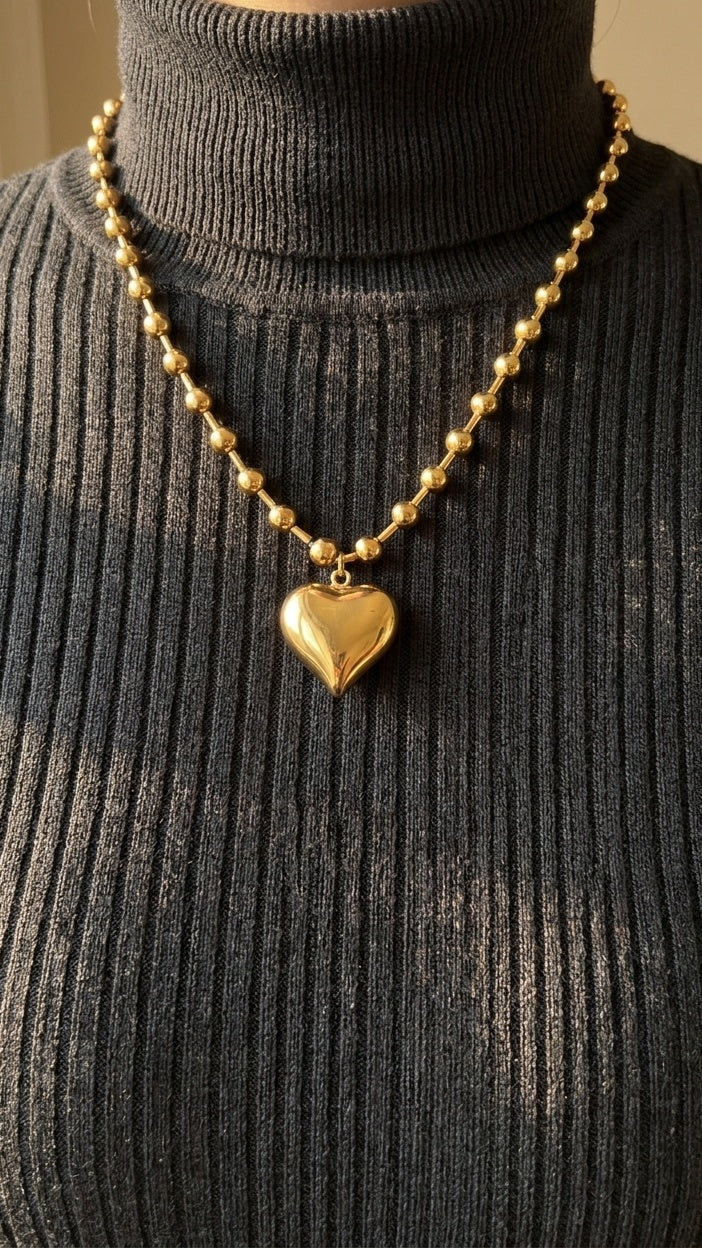 316L Ball Heart Necklace GOLDをチャコールのニットに合わせたAI生成の着用イメージ