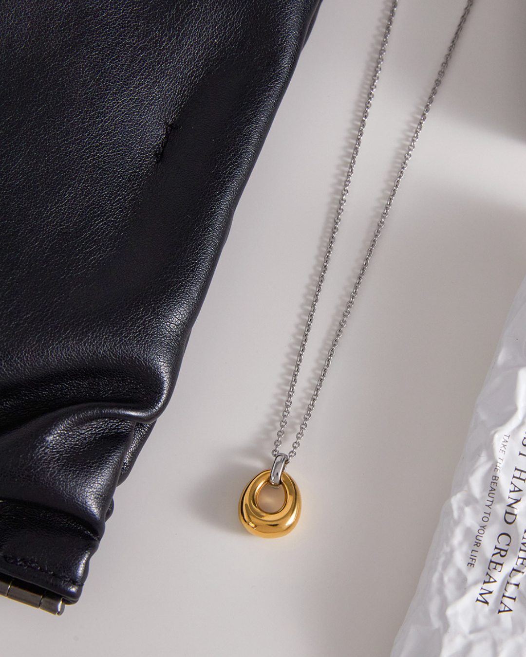 316L Bi-color Oval Pendant Necklace — ディテール | ネックレス | サージカルステンレス316L | Misy Jewelry