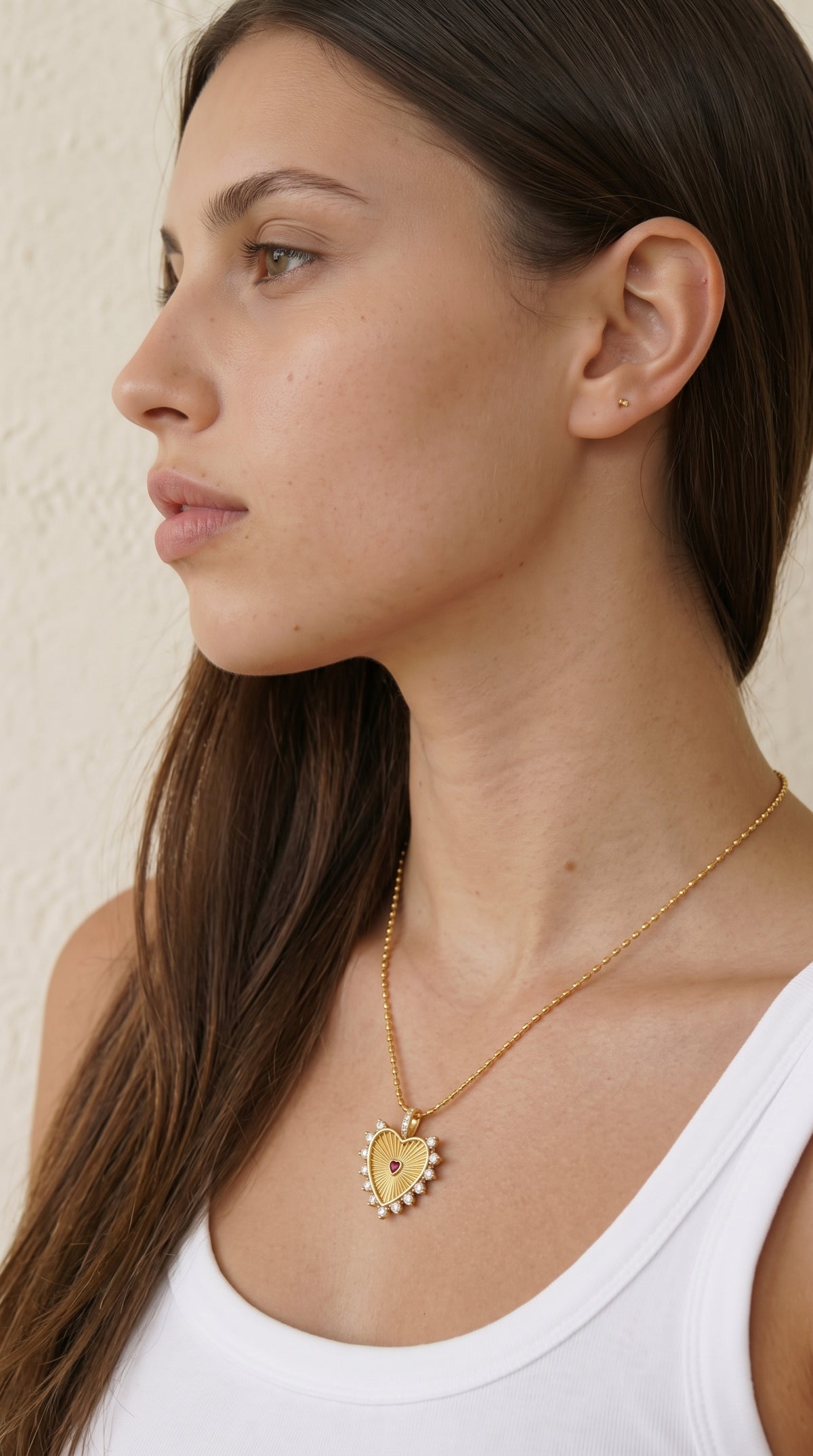 Radiant Heart Necklace — 横向きの白いトップスでのAI着用イメージ