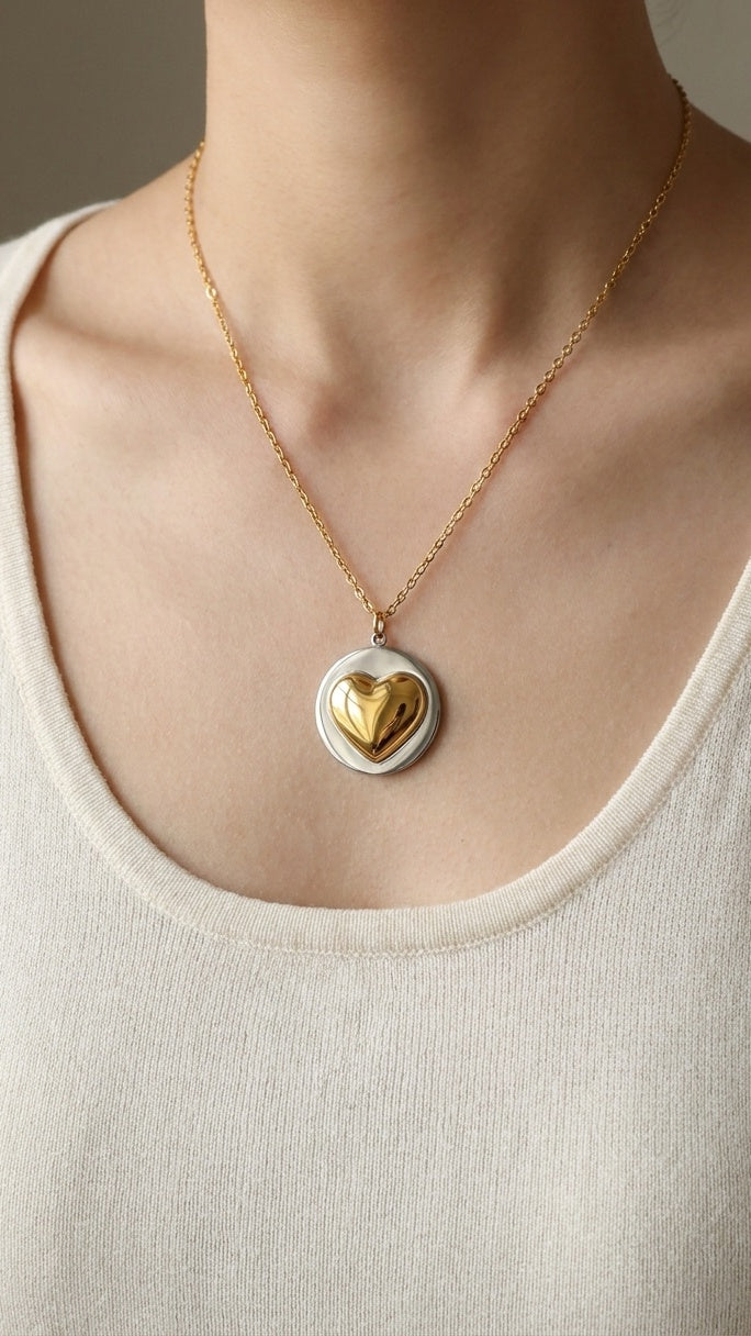 316L Two-Tone Heart Pendant Necklaceをアイボリーのトップスに合わせたAI生成の着用イメージ