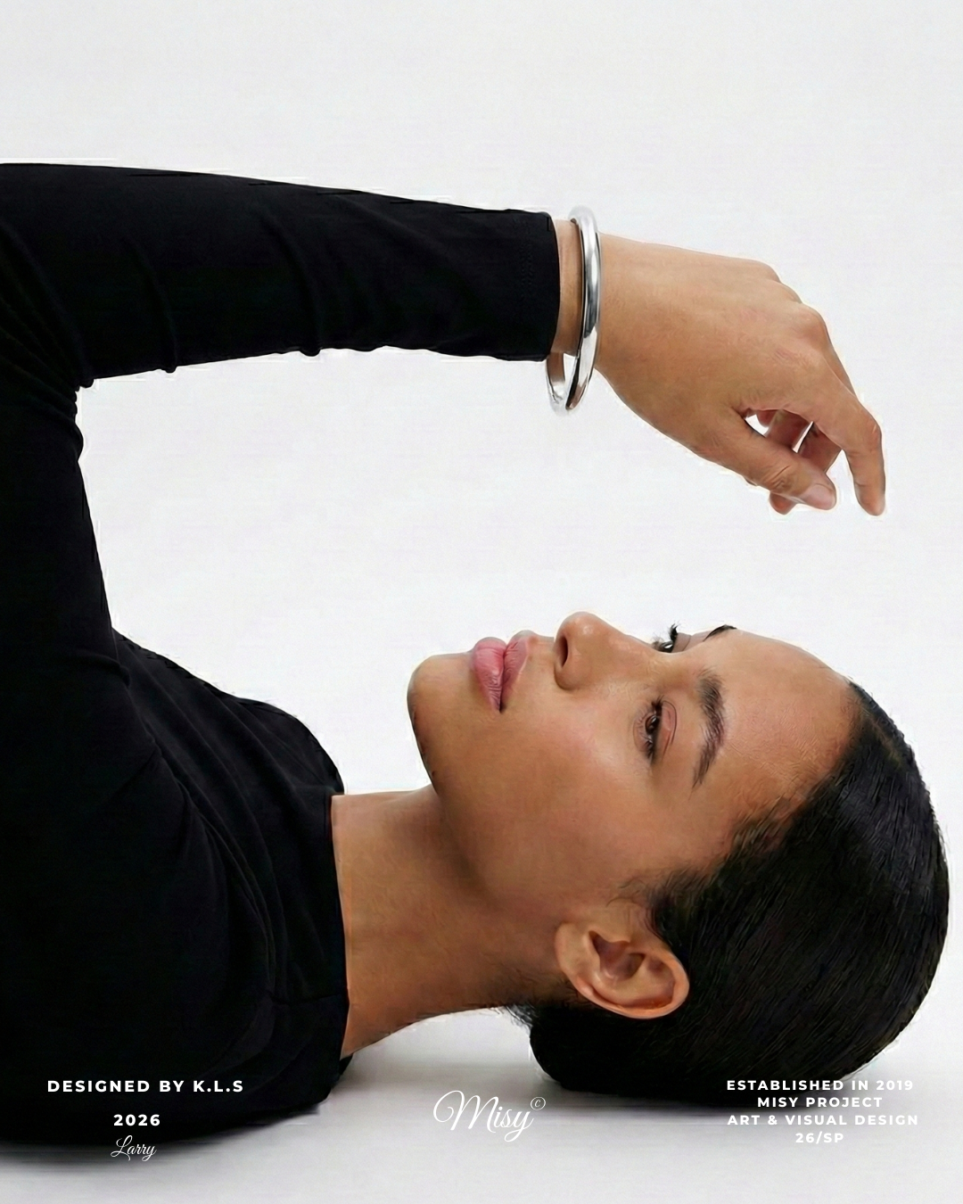 316L Modern Curve Open Bangle — 着用イメージ | ブレスレット | サージカルステンレス316L | Misy Jewelry