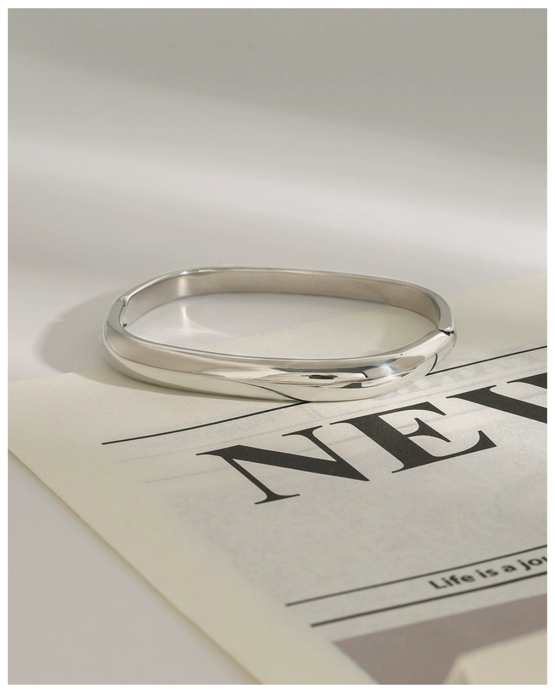 316L Modern Curve Open Bangle 詳細画像1｜Misy Jewelry