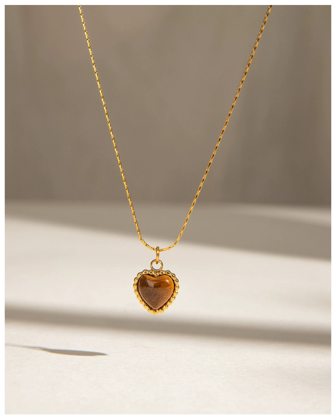 316L Tiger Eye Heart Necklace — 着用イメージ | ネックレス | サージカルステンレス316L | Misy Jewelry