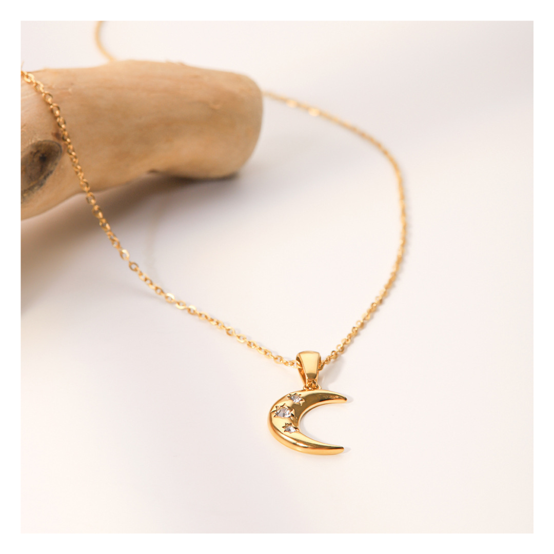 Zirconia Crecent Moon Necklace — 着用イメージ | ネックレス | サージカルステンレス316L | Misy Jewelry