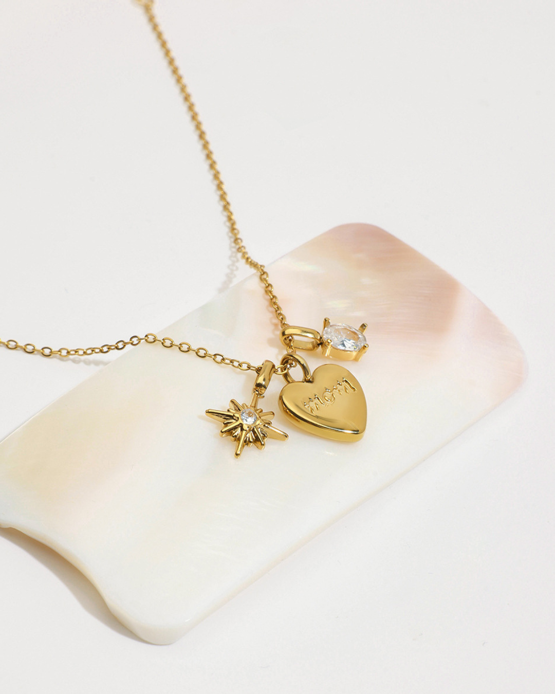 316L Mom Heart Triple Charm Necklace — ディテール | ネックレス | サージカルステンレス316L | Misy Jewelry