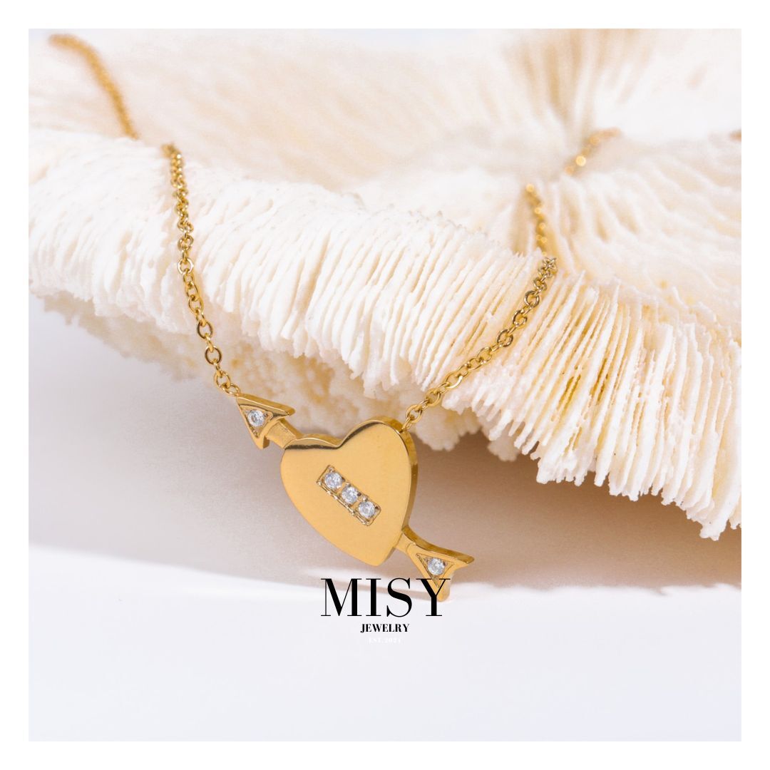 316L Arrow Heart Necklace — 着用イメージ | ネックレス | サージカルステンレス316L | Misy Jewelry