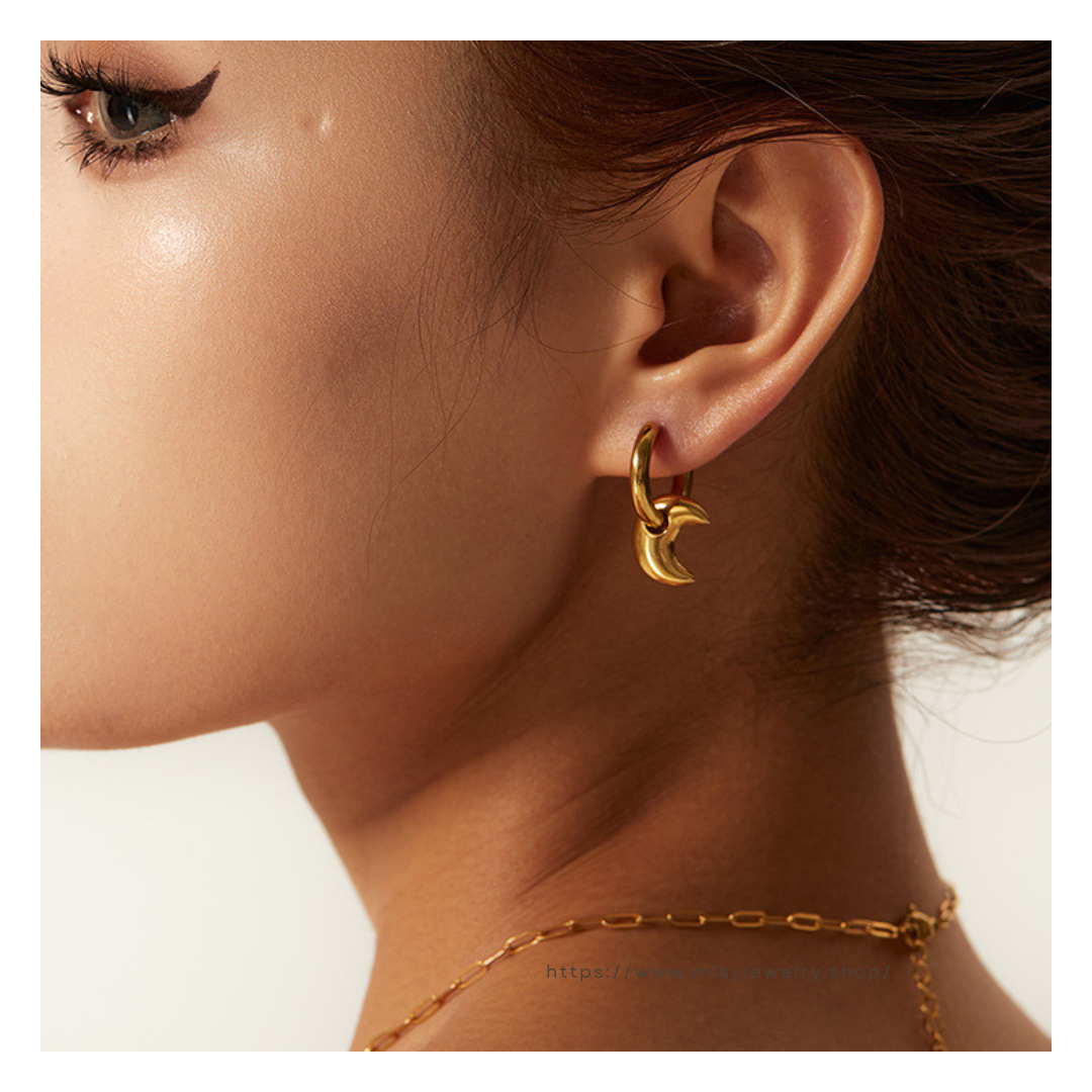 316L Crecent Moon Pierce — 着用イメージ | リング | サージカルステンレス316L | Misy Jewelry