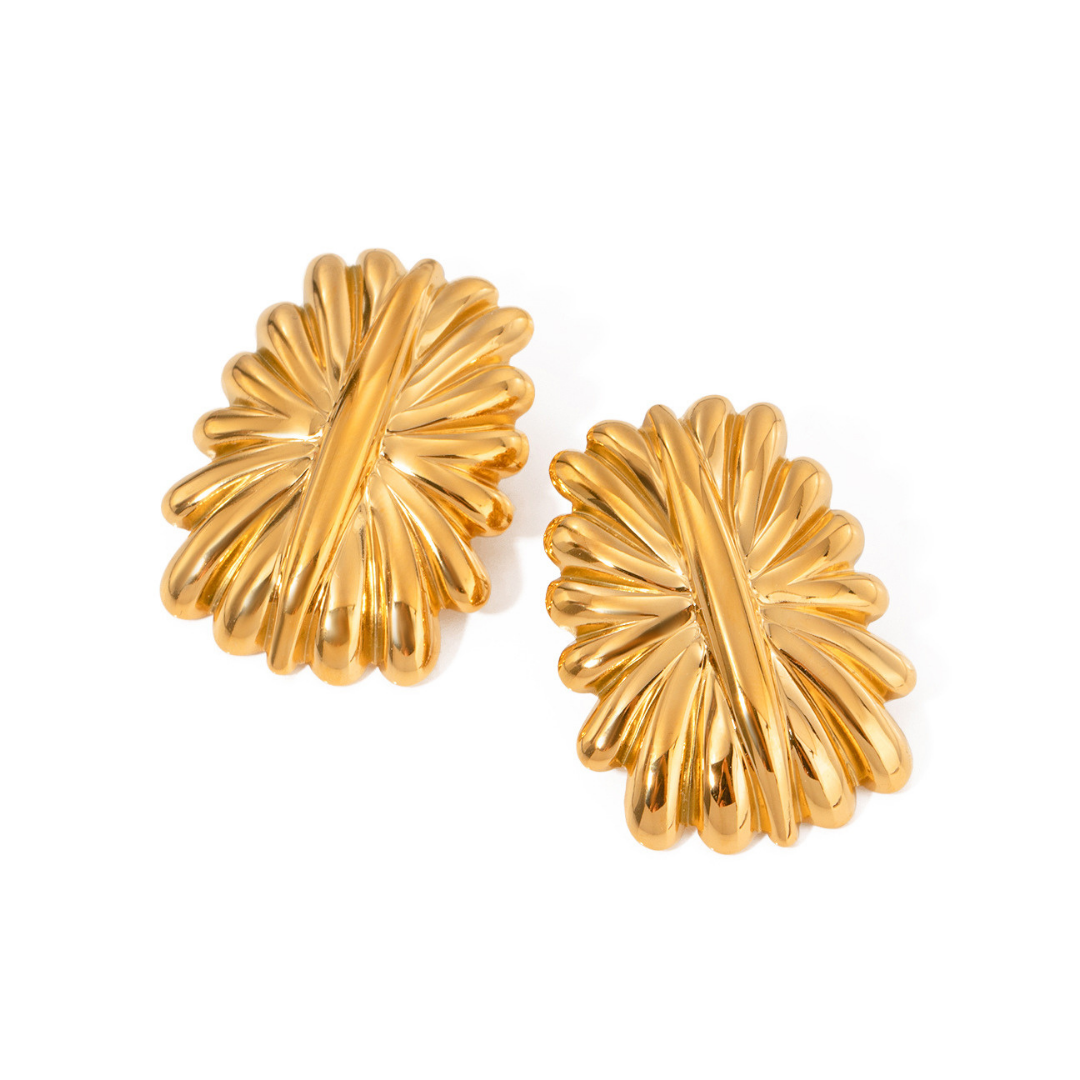 316L Golden Petal Burst Earrings — 着用イメージ | リング | サージカルステンレス316L | Misy Jewelry