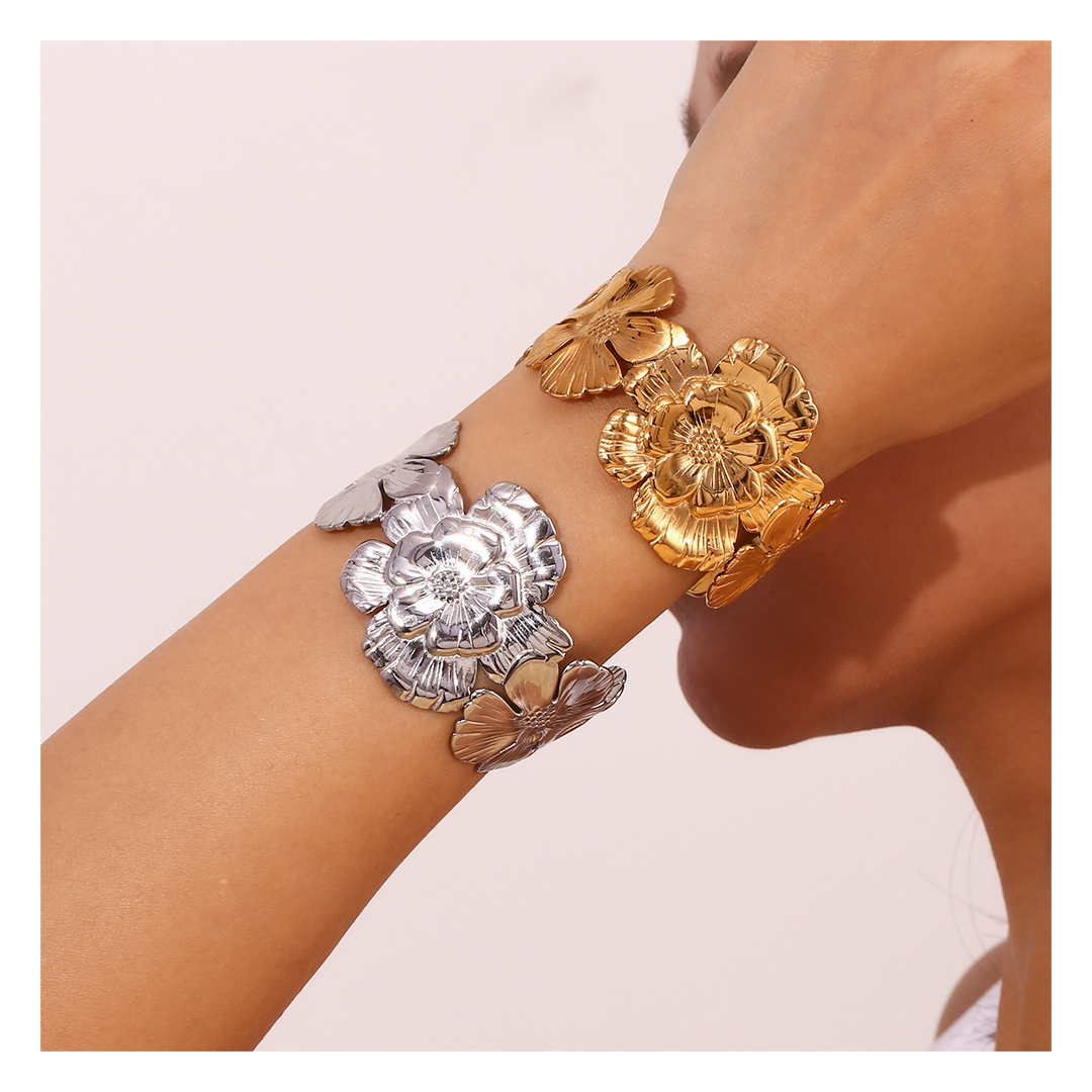 316L Flower Bangle — 着用イメージ | ブレスレット | サージカルステンレス316L | Misy Jewelry