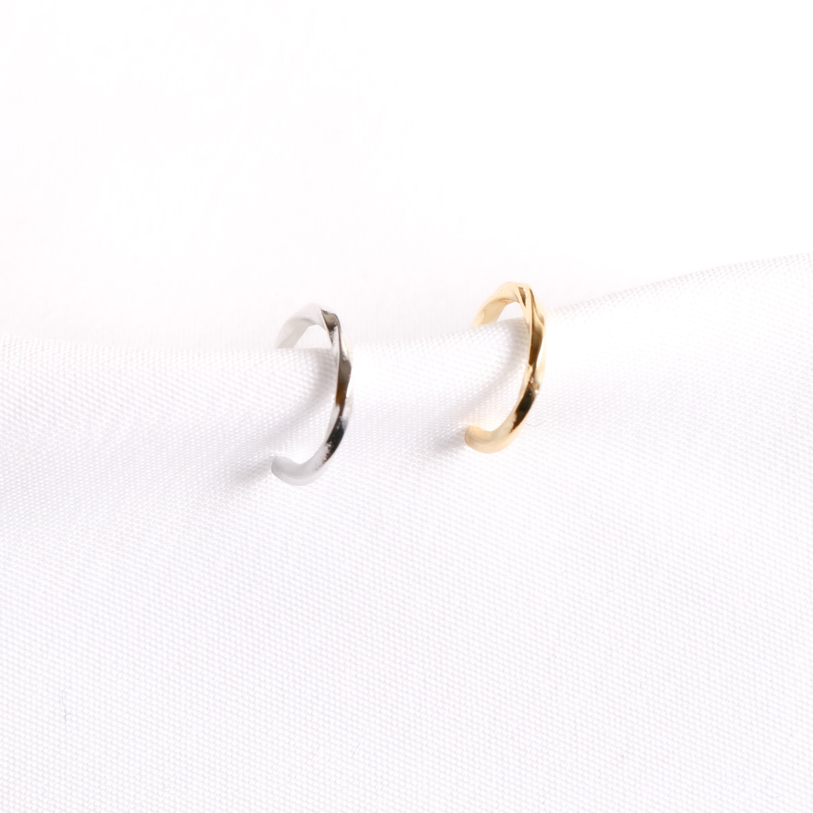 s925 twist ear cuff (Single) — 着用イメージ | リング | サージカルステンレス316L | Misy Jewelry