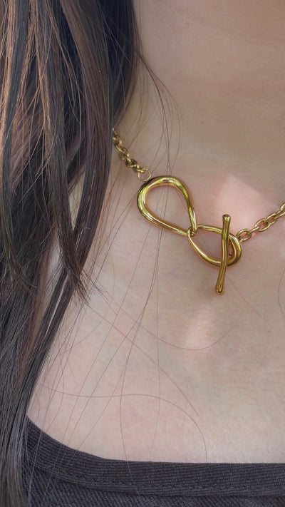 Infinity Heart Toggle Necklace 着用動画