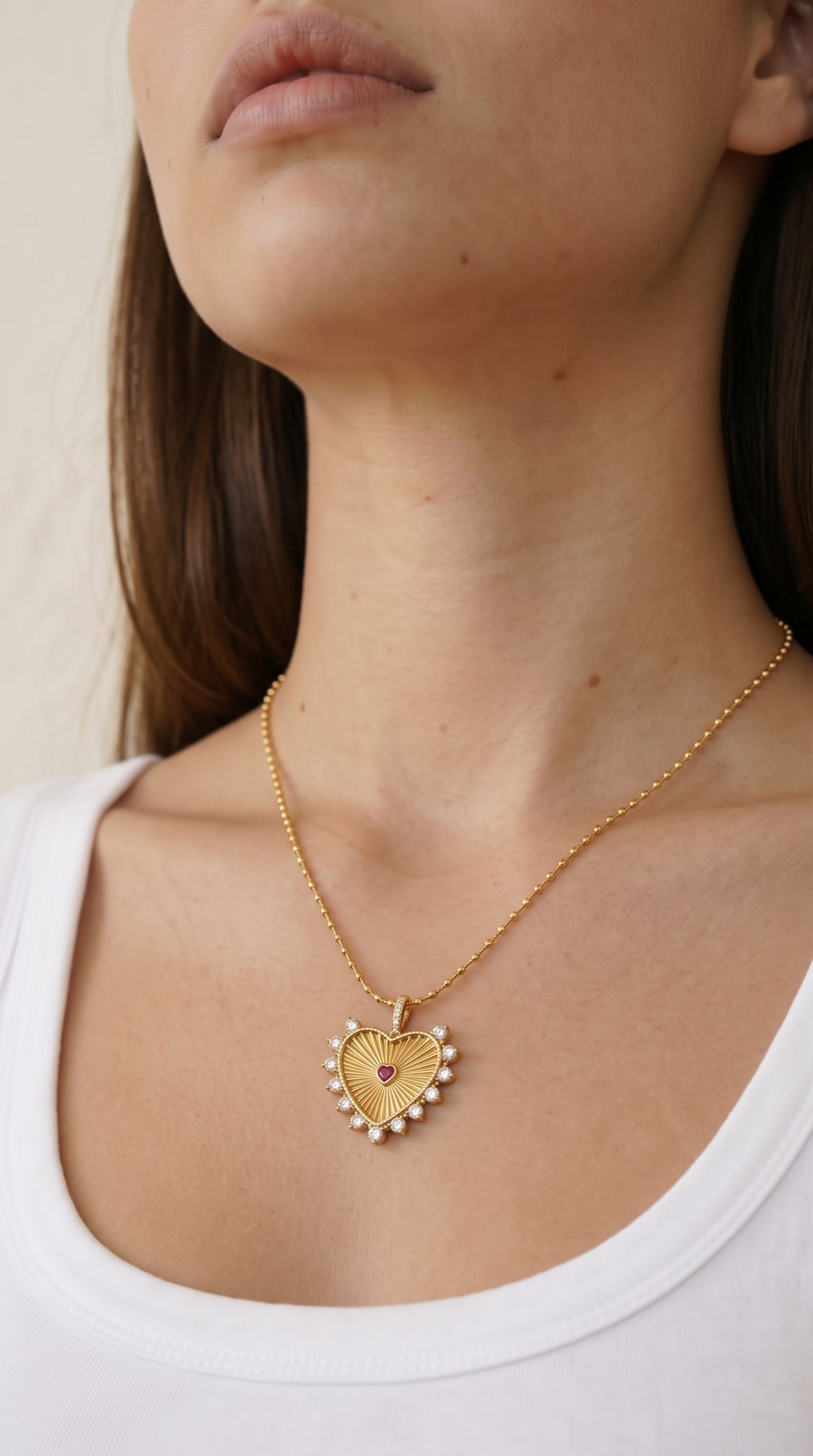 Radiant Heart Necklace — デコルテのAI着用イメージ