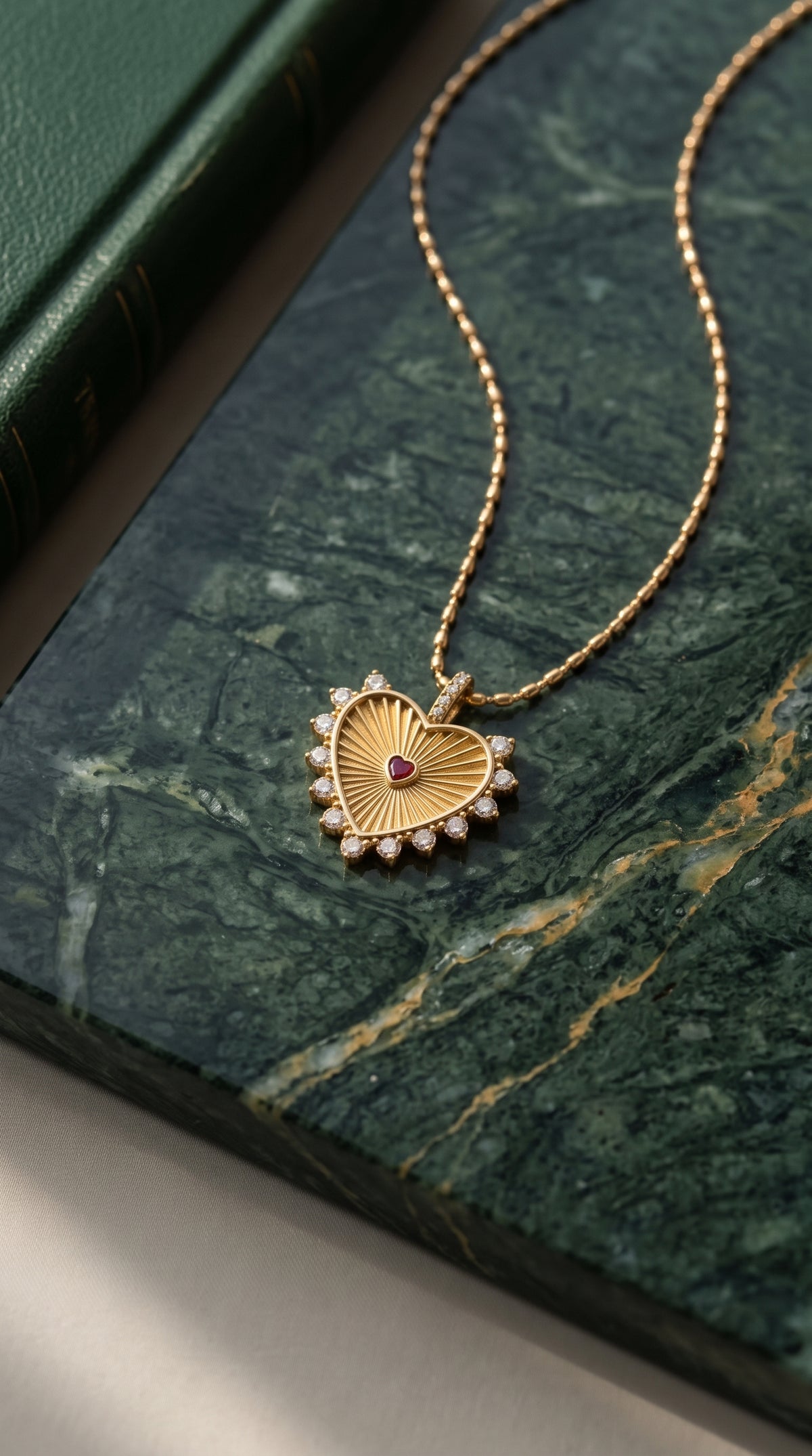 Radiant Heart Necklace — 緑の石面に置いたネックレスのAIイメージ