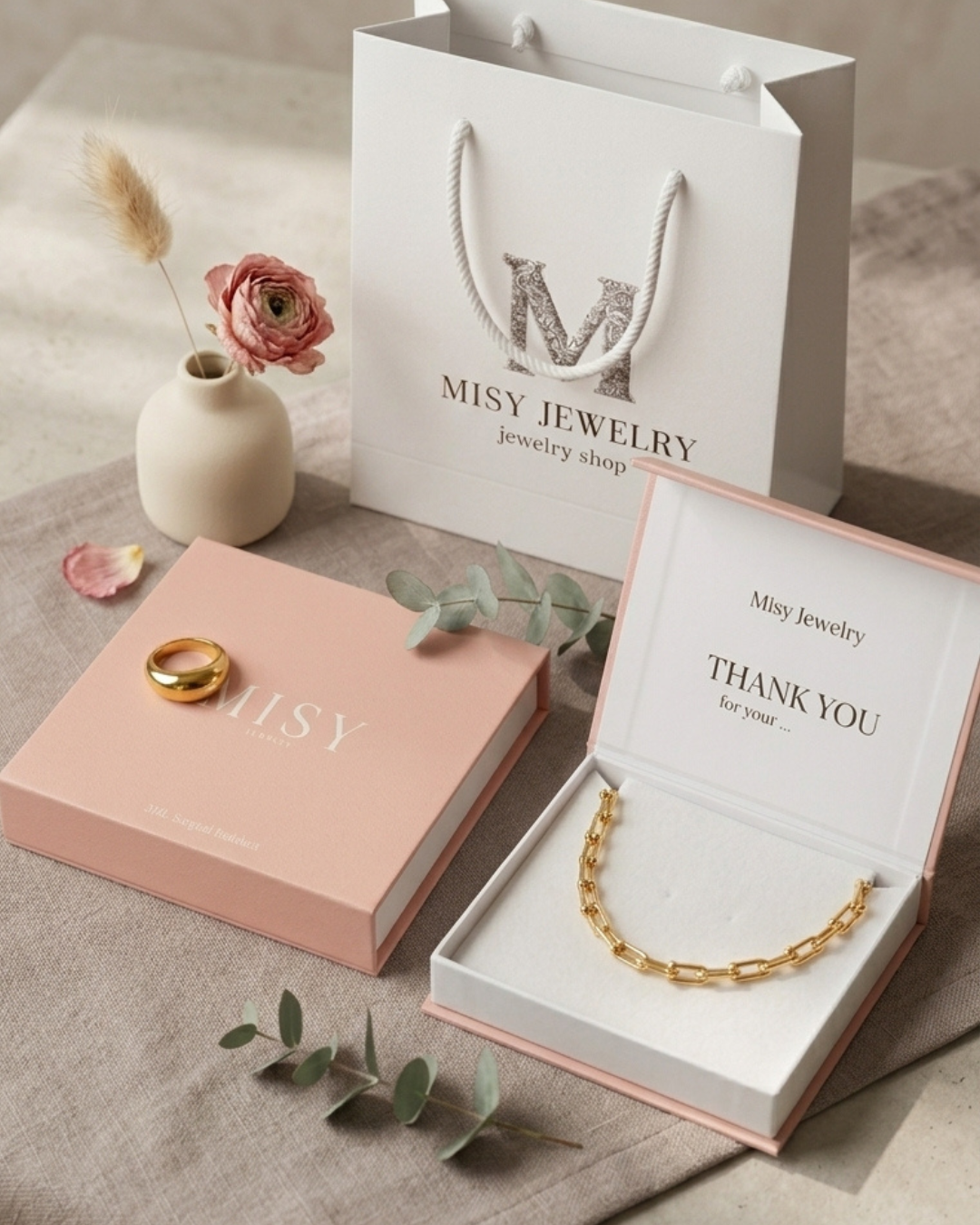 Misy JewelryのギフトBOXと紙袋にジュエリーを添えた写真