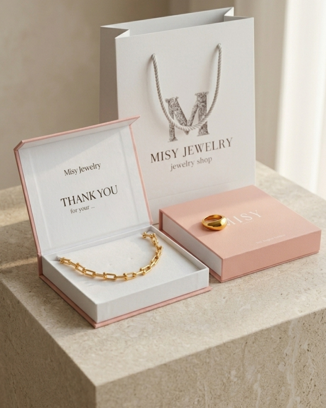 Misy JewelryのギフトBOXと紙袋を並べた写真